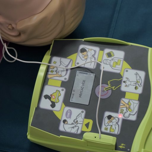 Obec zakúpila defibrilátor, školenie absolvovali hasiči z Rajeckej Lesnej (7)